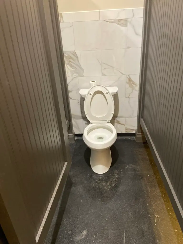 Commercial toilet replacement at Bambino’s Burgers restaurant in New Iberia, Louisiana